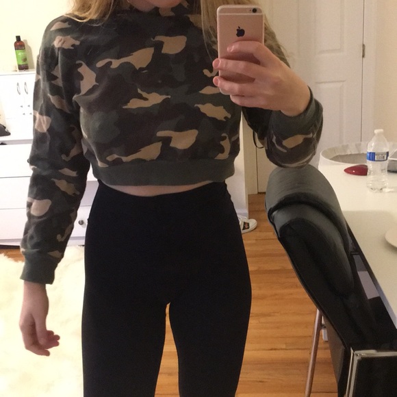 CAMO CROPPED SWEATSHIRT - Picture 3 of 5